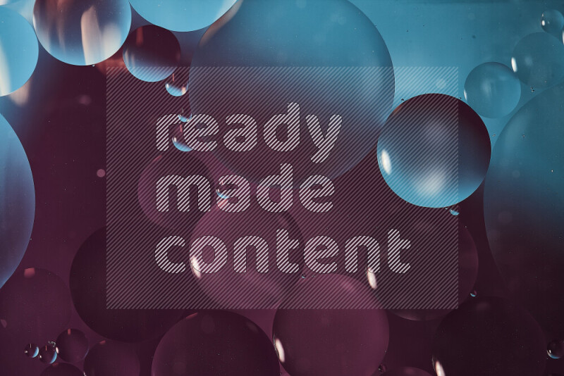 لقطات مقربة لفقاعات من الزيت على سطح الماء باللون الأزرق والأرجواني