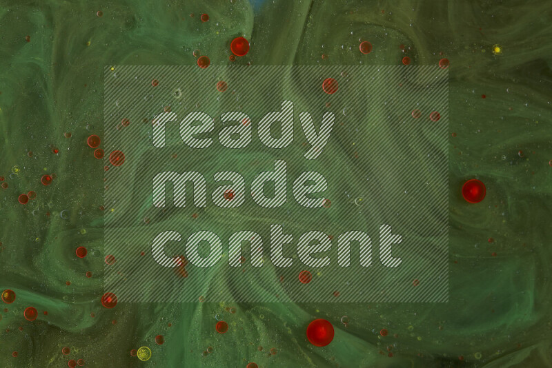 تلتقط الصورة تناثرا للطلاء الأحمر علي خلفية خضراء