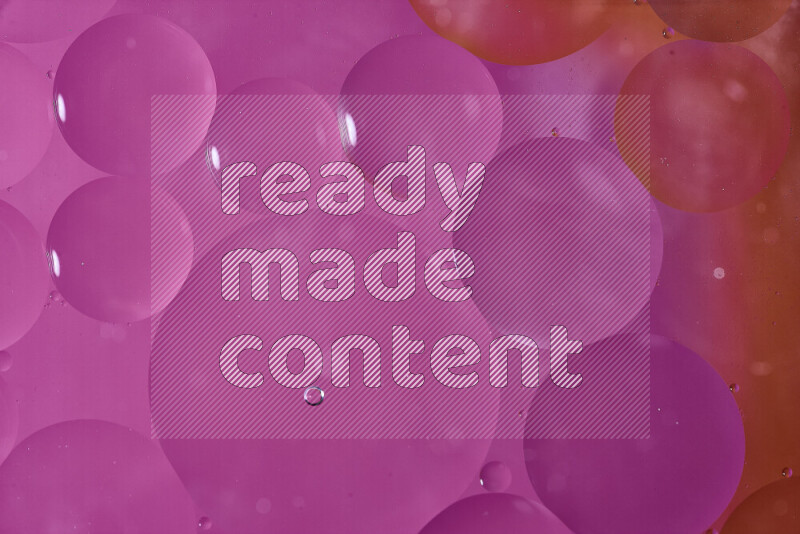 لقطات مقربة لفقاعات من الزيت على سطح الماء باللون البرتقالي والوردي