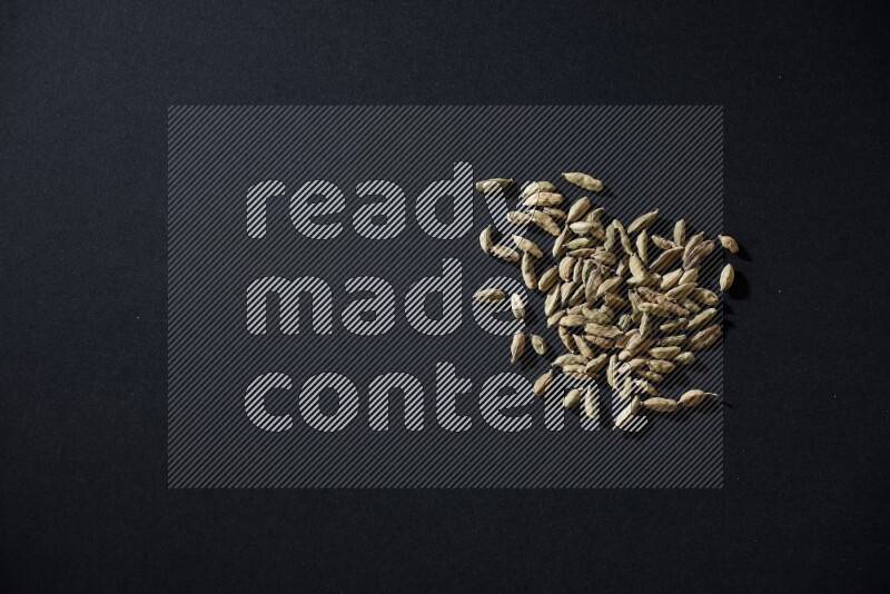 حبوب الهيل علي خلفية سوداء