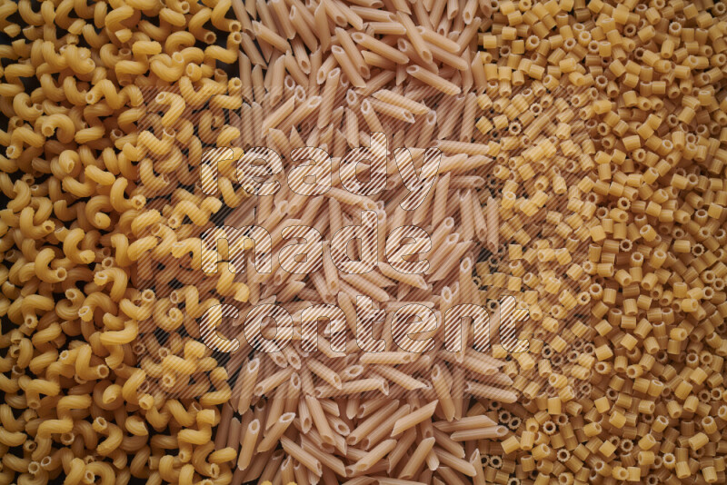 3 انواع معكرونة علي الخلفية كاملة