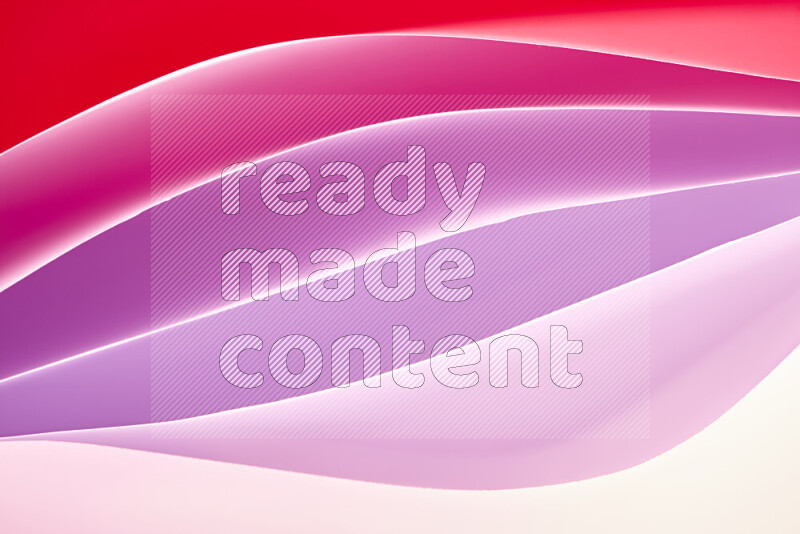 هذه الصورة تعرض تكوين فن الورق التجريدي مع منحنيات ورقية باللون الأبيض ودرجات دافئة مختلفة المكونه بواسطة الضوء الملون