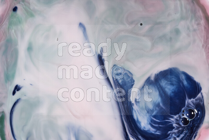 لقطة مقربة لأنماط دوامية باللون الأحمر والأخضر والأبيض والأزرق