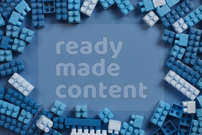 مكعبات بناء بلاستيكية زرقاء على خلفية زرقاء (ألعاب للأطفال)