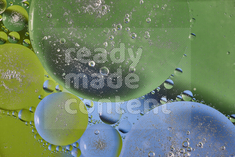 لقطات مقربة لفقاعات من الزيت على سطح الماء باللون الأخضر والأزرق
