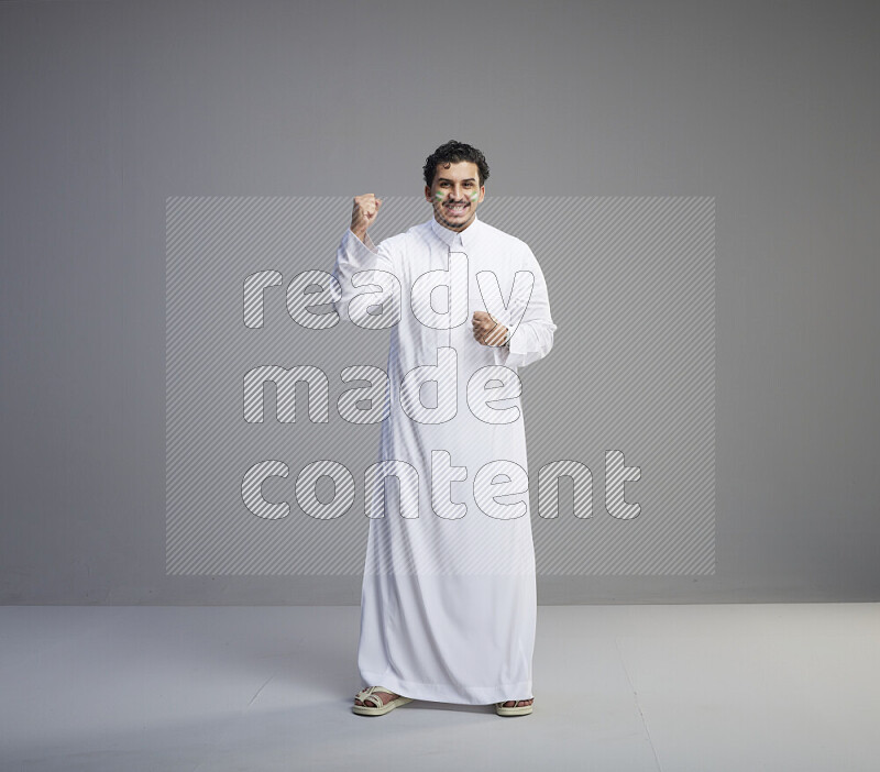 رجل سعودي يرتدي ثوب ابيض ويتفاعل مع الكاميرا
