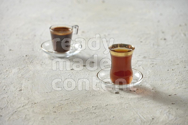 كوب زجاجي من الشاي مع التمر والقهوة على خلفية بيضاء