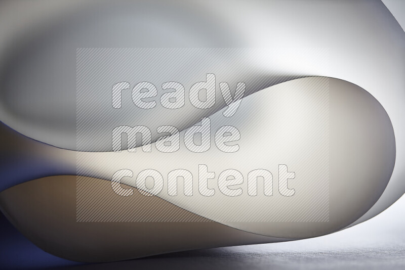 فن تجريدي يعرض منحنيات وتدرجات اللون الرمادي مكونه بضوء ملون