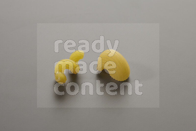 معكرونة تويست مع أنواع أخري من المعكرونة علي خلفية رمادية