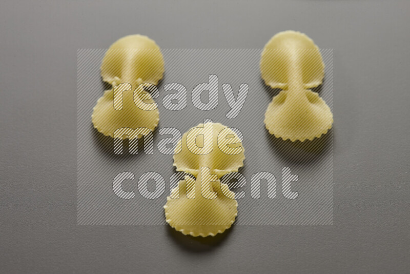 معكرونة فيونكة علي خلفية رمادية