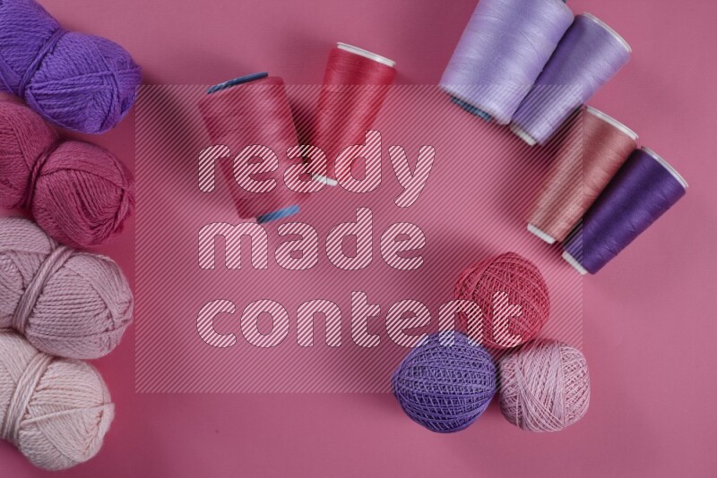 مجموعة من أدوات الخياطة والتفصيل أرجوانية وزهرية اللون على خلفية زهرية