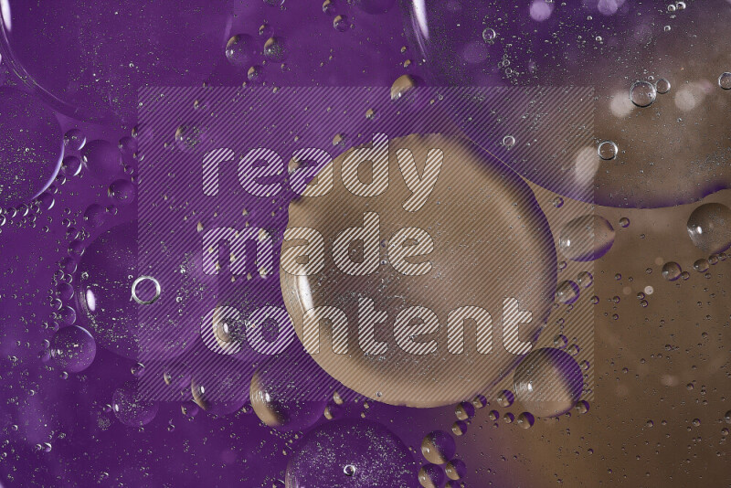 لقطات مقربة لفقاعات من الزيت على سطح الماء باللون الأرجواني والبني