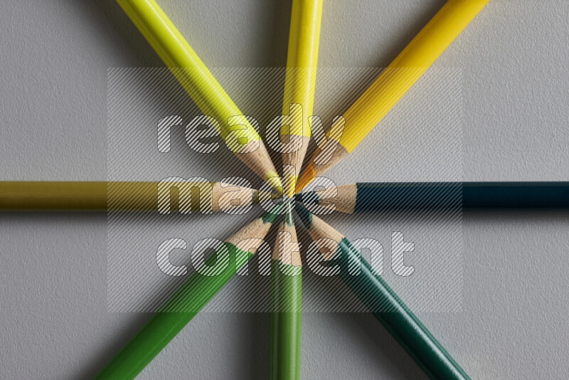 مجموعة من الأقلام الخشبية الملونة بألوان مختلفة