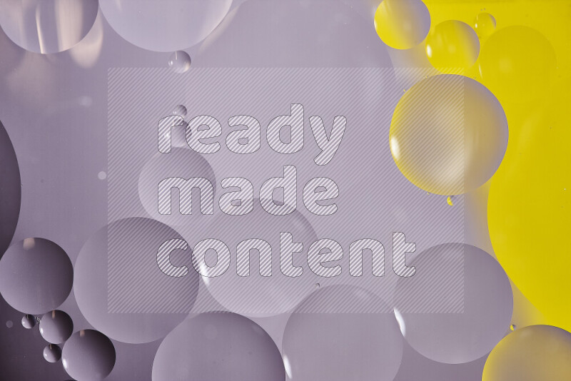 لقطات مقربة لفقاعات من الزيت على سطح الماء باللون الأبيض والأصفر