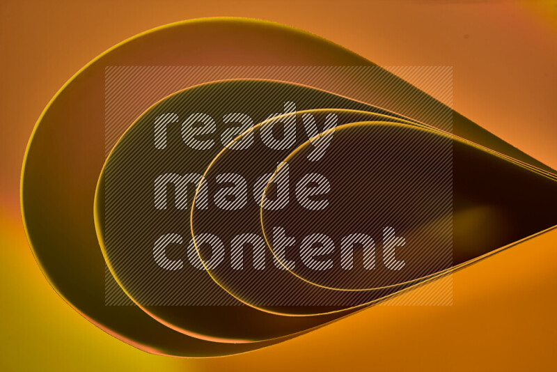 فن تجريدي لورق مطوي على شكل منحنيات ناعمة بتدرجات اللون الذهبي