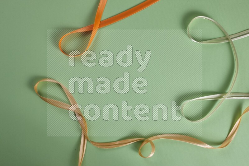 مجموعة من أدوات الخياطة والتفصيل على خلفية خضراء