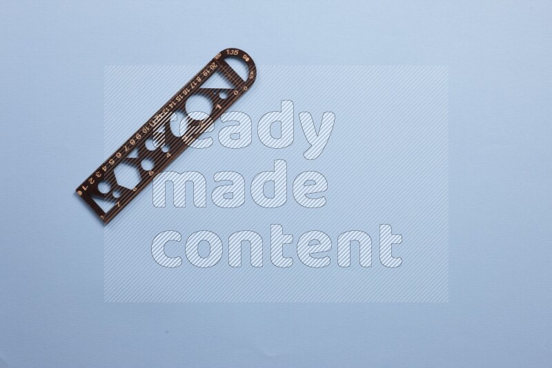 مسطرة خشبية موضوعه علي خلفية زرقاء