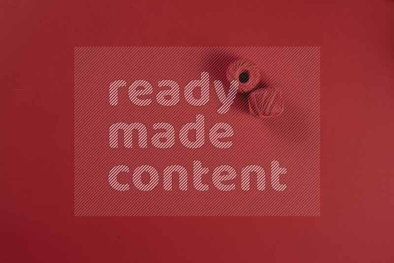 مجموعة من أدوات الخياطة والتفصيل حمراء اللون على خلفية حمراء