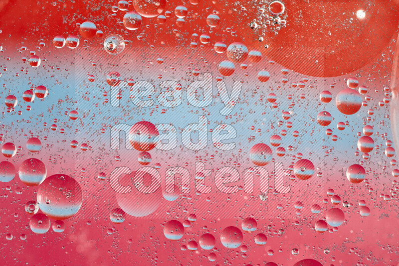 لقطات مقربة لفقاعات من الزيت على سطح الماء باللون الأزرق والأحمر والوردي