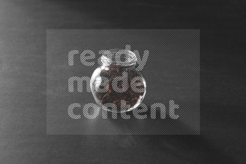 قرنفل في وعاء زجاجي علي خلفية سوداء