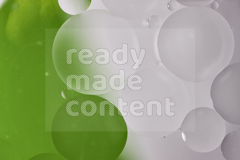 لقطات مقربة لفقاعات من الزيت على سطح الماء باللون الأبيض والأخضر