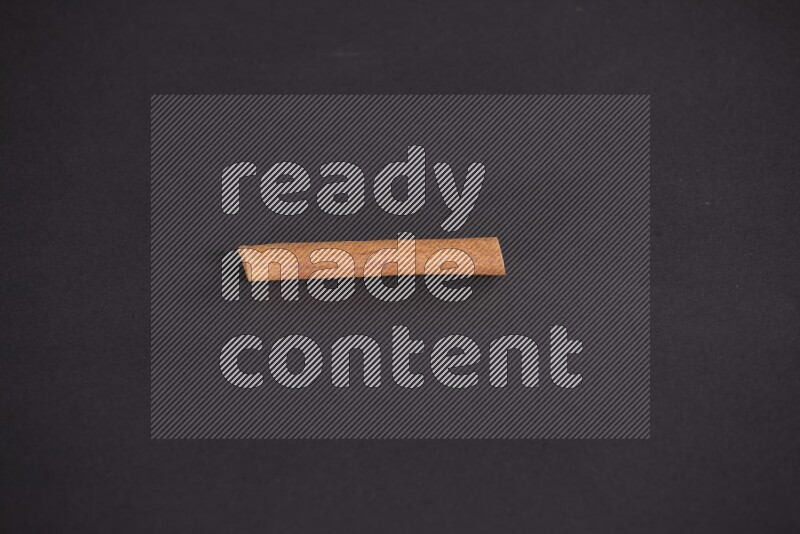 عود قرفة واحد علي خلفية سوداء