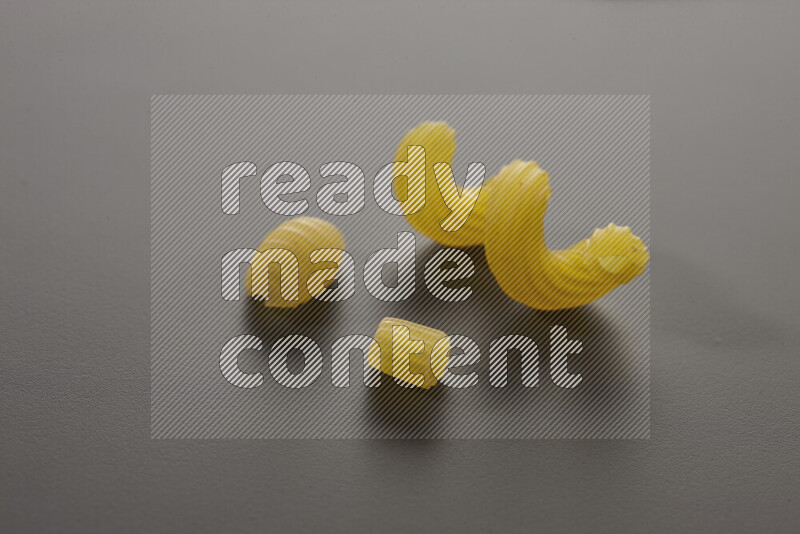 أنواع مختلفة من المعكرونة علي خلفية رمادية