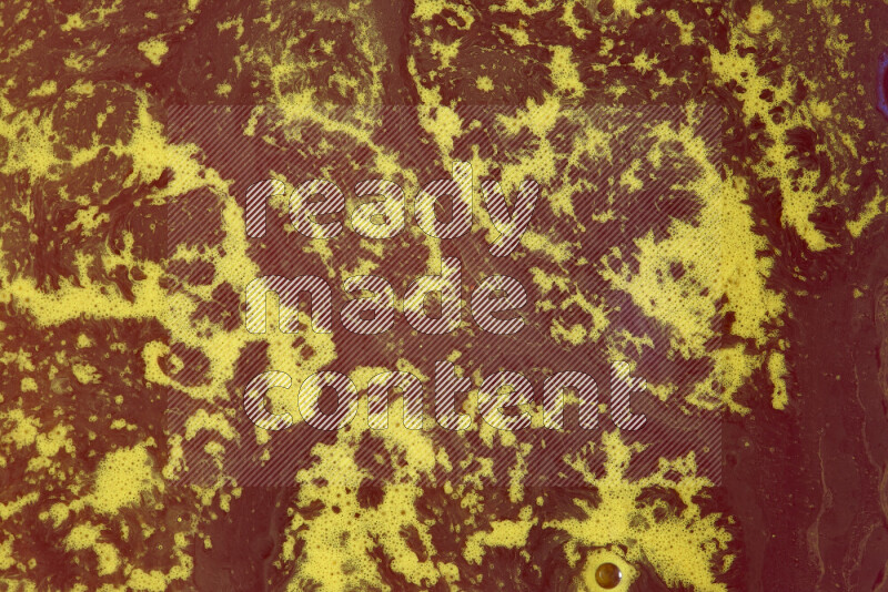 تظهر الصورة أشكال مختلفة من تداخلات اللون الأحمر والأصفر