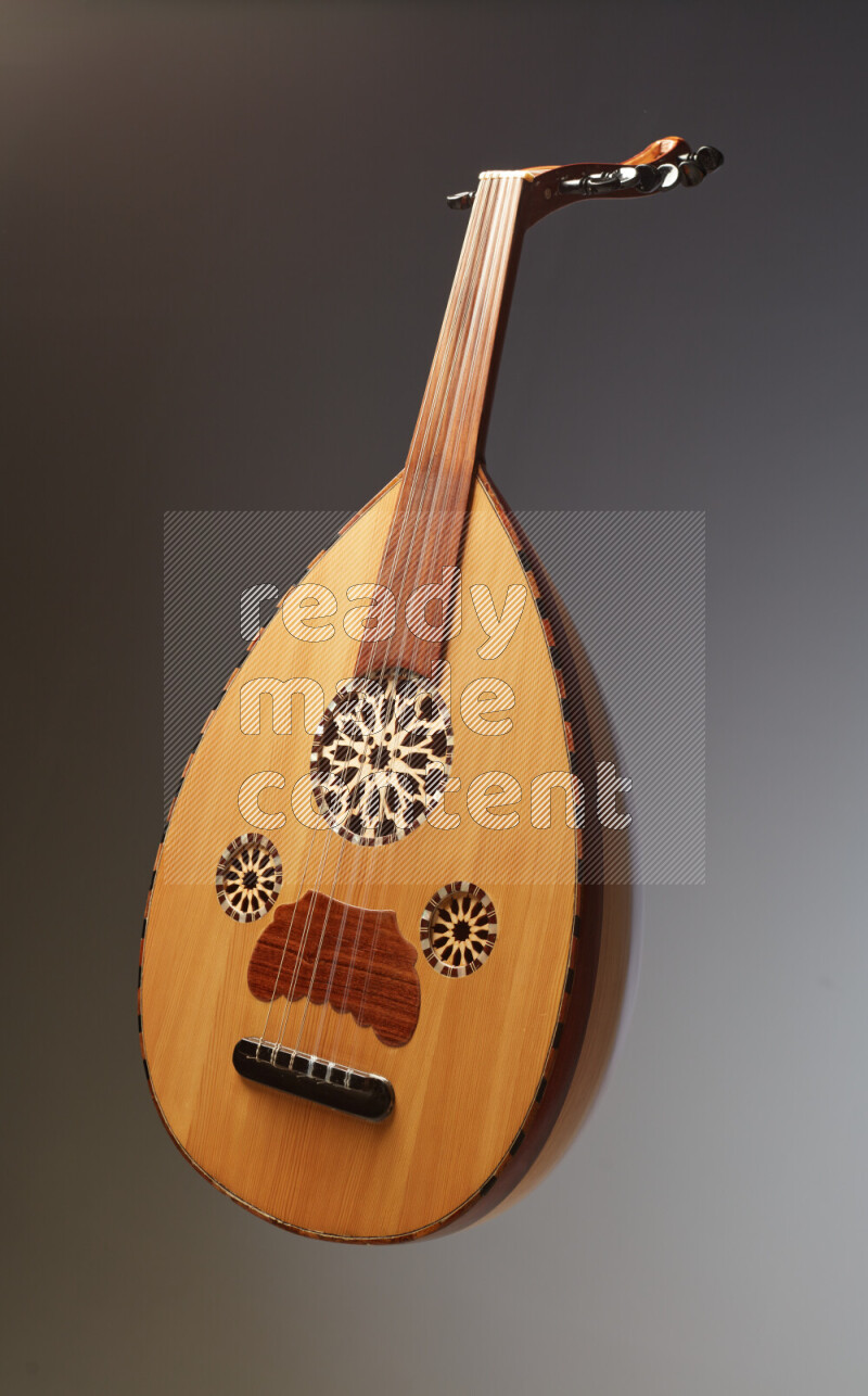 عودي خشبي بني على خلفية رمادية