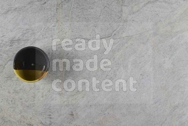 وعاء فخاري متعدد الألوان على خلفية من الرخام الرمادي