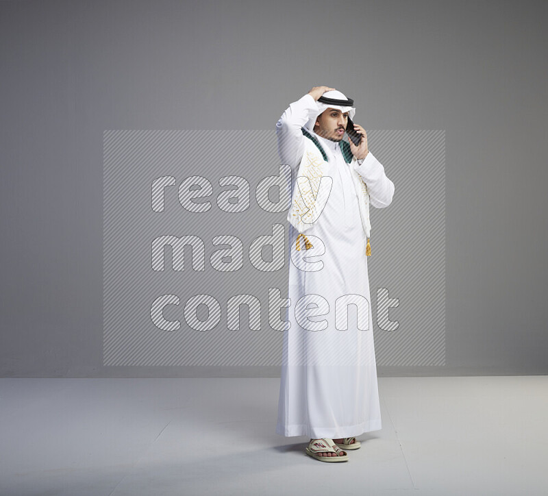 رجل سعودي يرتدي ثوب و شماغ ابيض