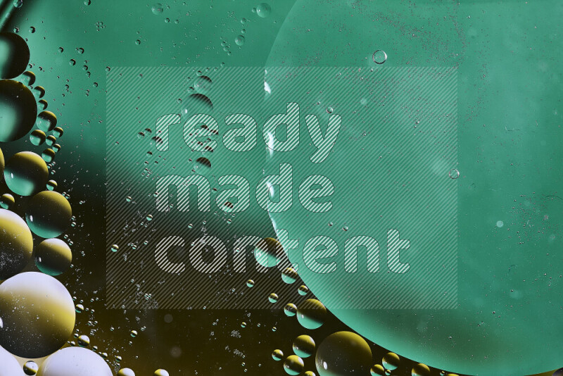 لقطات مقربة لفقاعات من الزيت على سطح الماء باللون الأخضر والأسود والأصفر