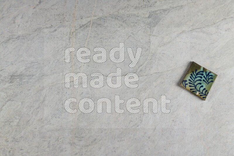 قواعد أكواب فخارية مزخرفة على خلفية من الرخام الرمادي