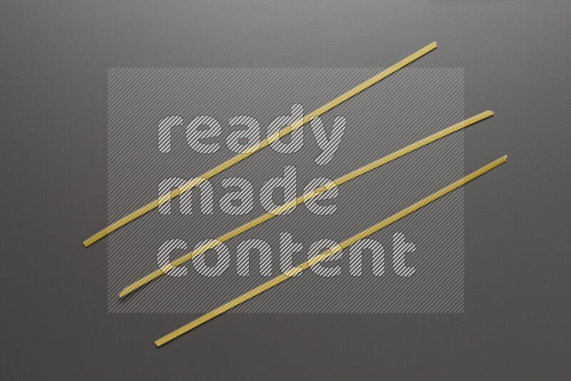 معكرونة شرايط علي خلفية رمادية