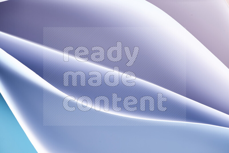 هذه الصورة تعرض تكوين فن الورق التجريدي مع منحنيات ورقية بتدرجات اللون الأزرق والأبيض المكونه بواسطة الضوء الملون