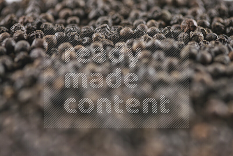 حبوب الفلفل الأسود علي خلفية بيضاء