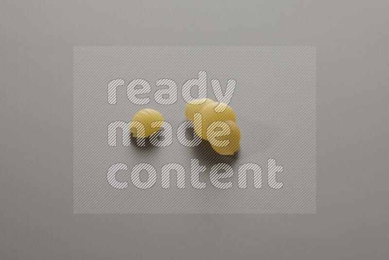 معكرونة ودعة في وعاء فخاري علي خلفية رمادية