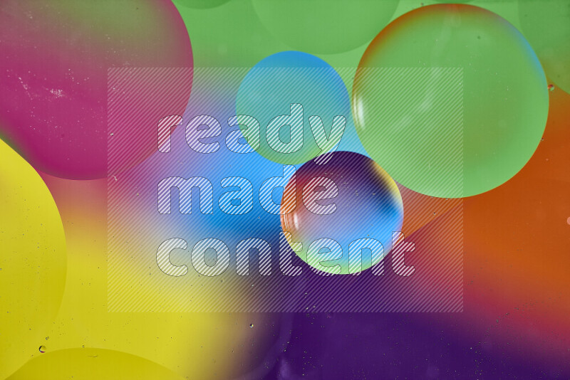 لقطات مقربة لفقاعات من الزيت على سطح الماء بألوان متنوعة