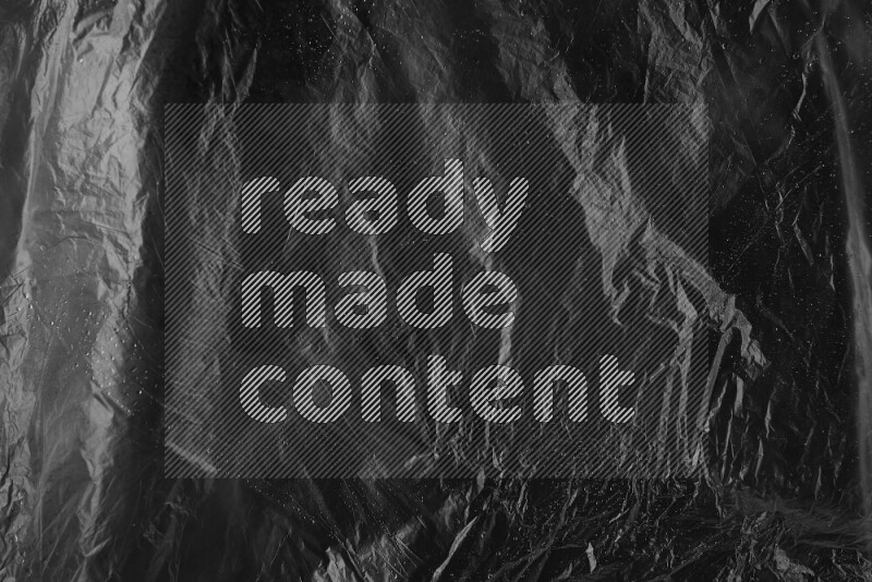 تظهر الصورة سطح من البلاستيك علي خلفية داكنة