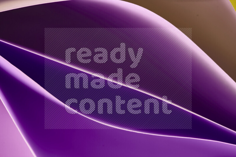 هذه الصورة تعرض تكوين فن الورق التجريدي مع منحنيات ورقية بتدرجات اللون الأرجواني والذهبي المكونه بواسطة الضوء الملون