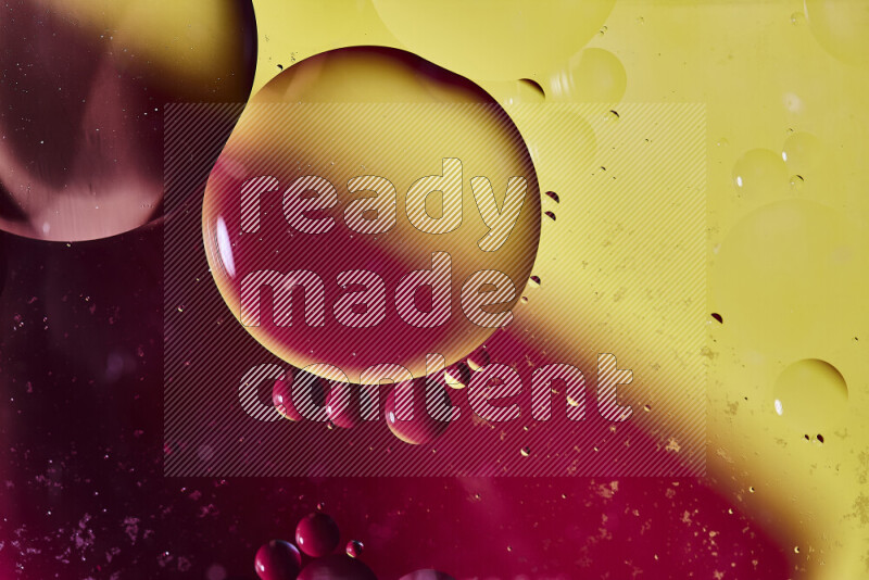 لقطات مقربة لفقاعات من الزيت على سطح الماء باللون الأحمر والأصفر