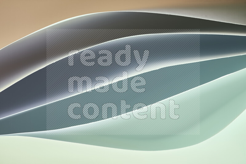 هذه الصورة تعرض تكوين فن الورق التجريدي مع منحنيات ورقية بتدرجات اللون الأخضر ودرجات دافئة مختلفة مكونه بواسطة الضوء الملون