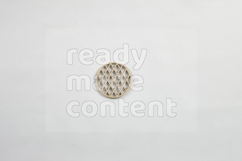 قواعد أكواب خشبية مصنوعة يدويًا على خلفية بيضاء