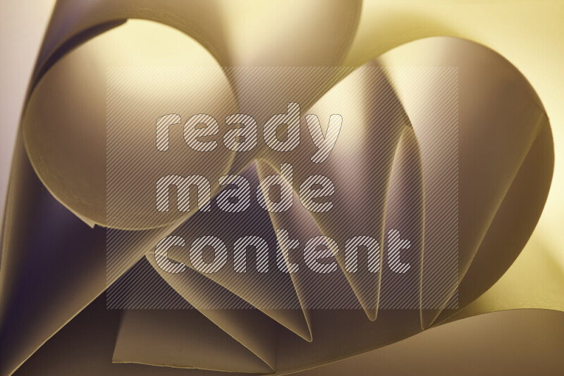 عرض فني لطيات الورق تخلق مزيج من الأشكال الهندسية، مضاءة بإضاءة ناعمة بدرجات دافئة