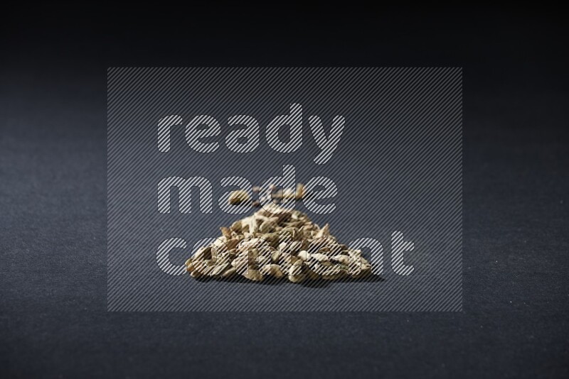 حبوب الهيل في شكل مثلث على خلفية سوداء