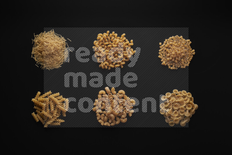 أنواع مختلفة من المعكرونة علي خلفية سوداء