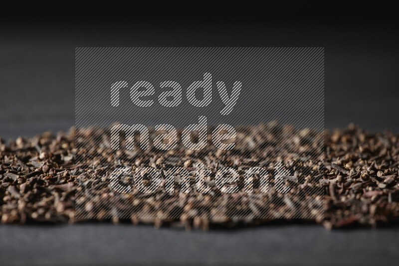 حبوب القرنفل المنتشر علي خلفية سوداء