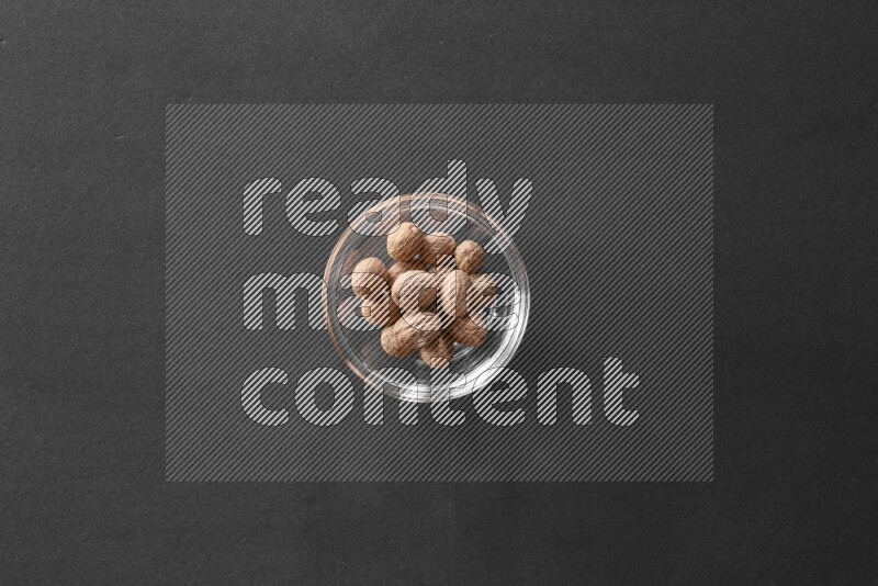 جوزة الطيب في وعاء زجاجي علي خلفية سوداء