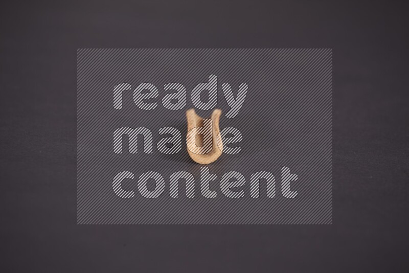 عود قرفة واحد علي خلفية سوداء