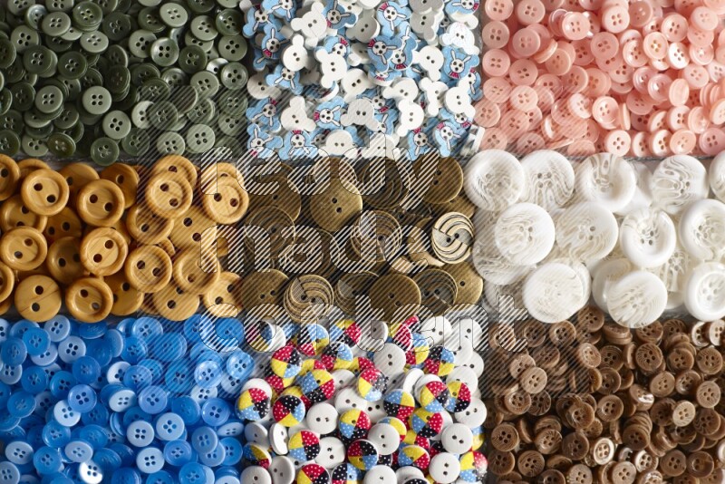 أزرار متعددة اﻷلوان موضوعة علي خلفية رمادية